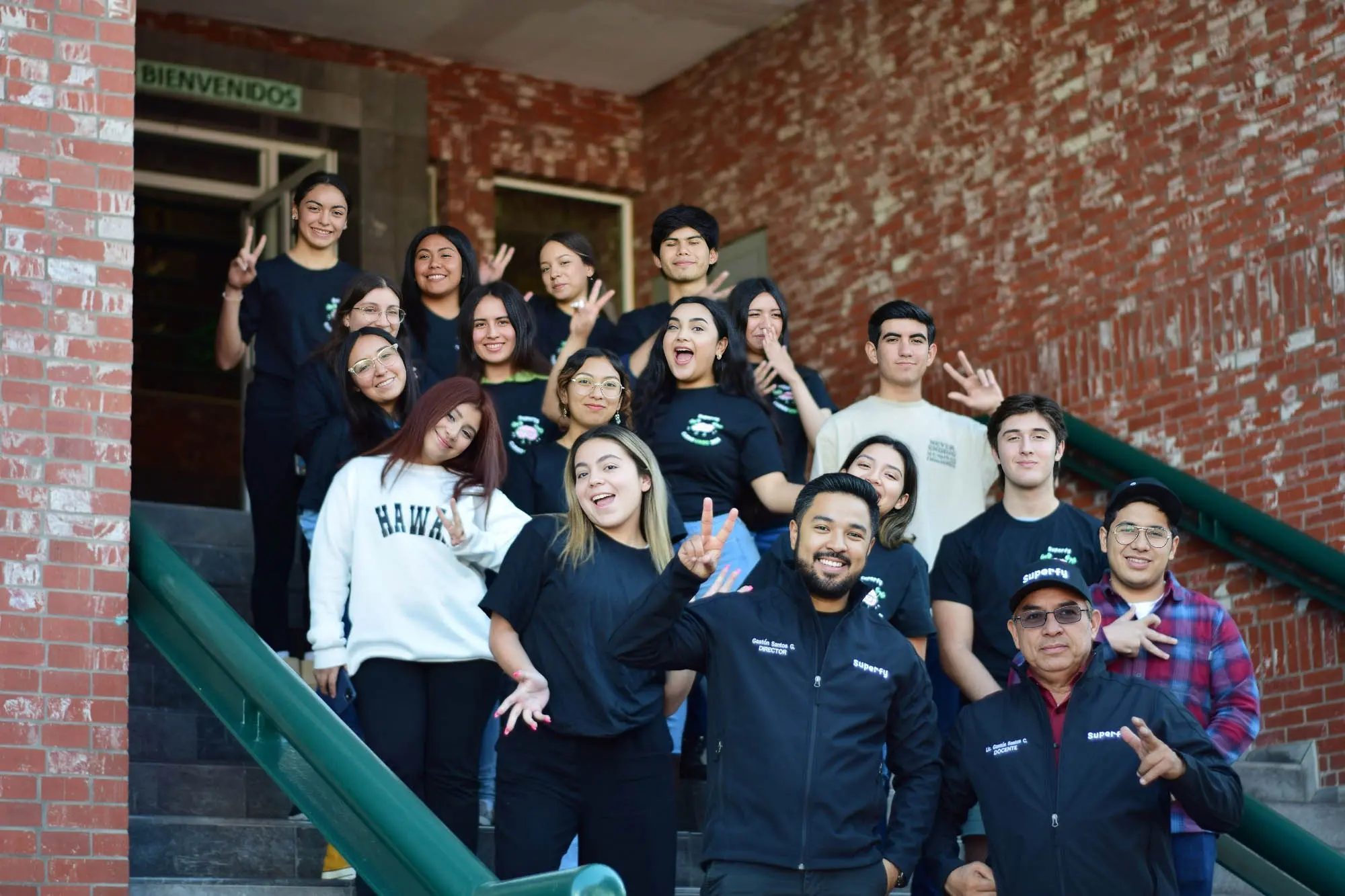 Estudiantes beneficiados con becas en Superfy